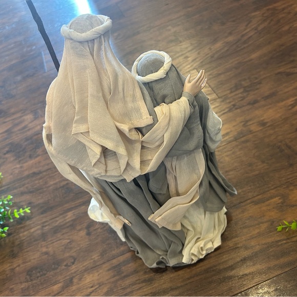 Hallmark Holy Family Nativity Decoration Table Top Mary Joseph Jesus Christmas - Picture 2 of 7